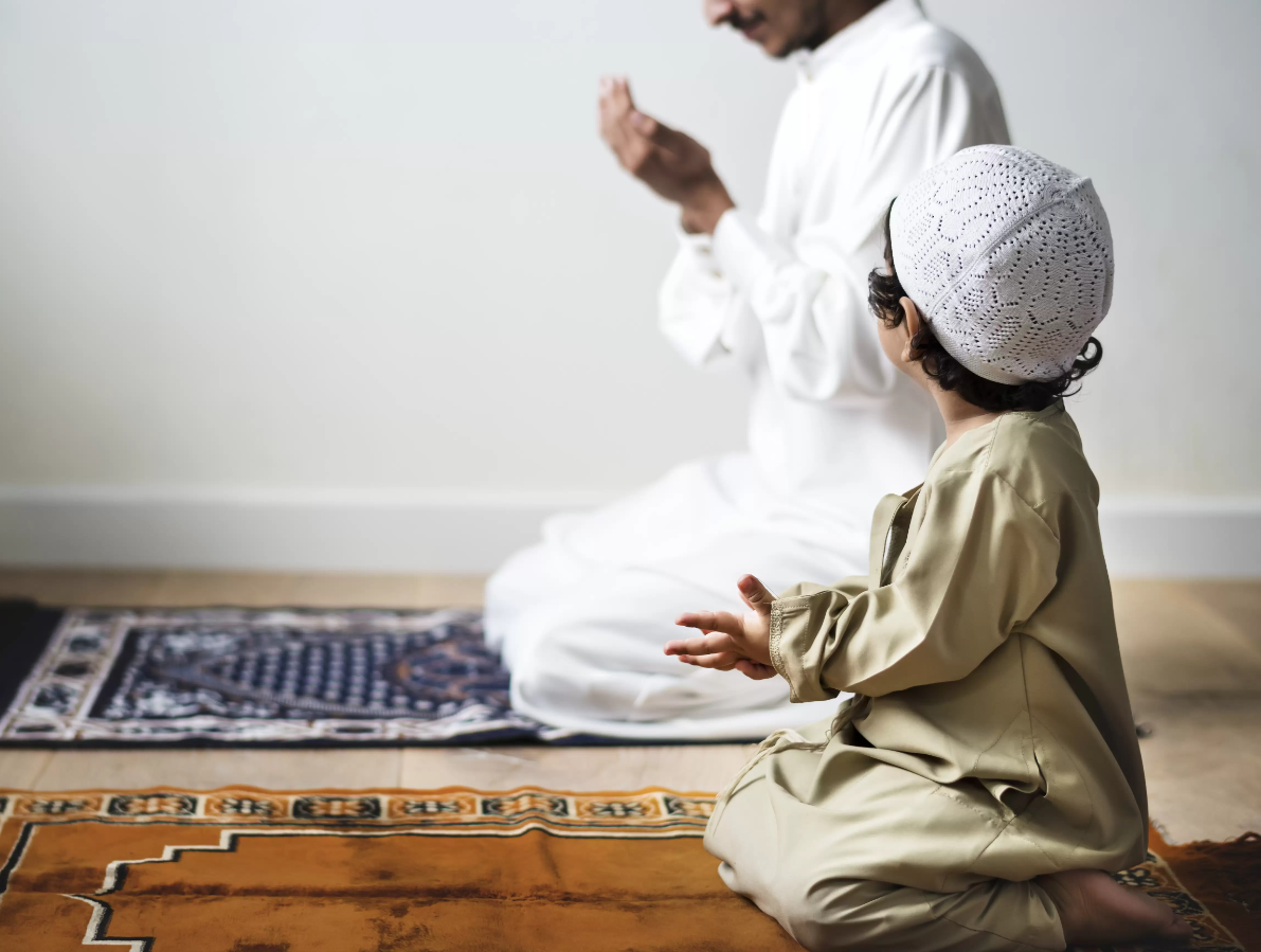 Enfant sur tapis prière